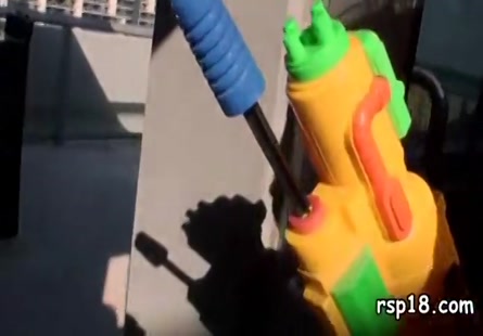 Un groupe de copines commence un gangbang lors dune réunion.